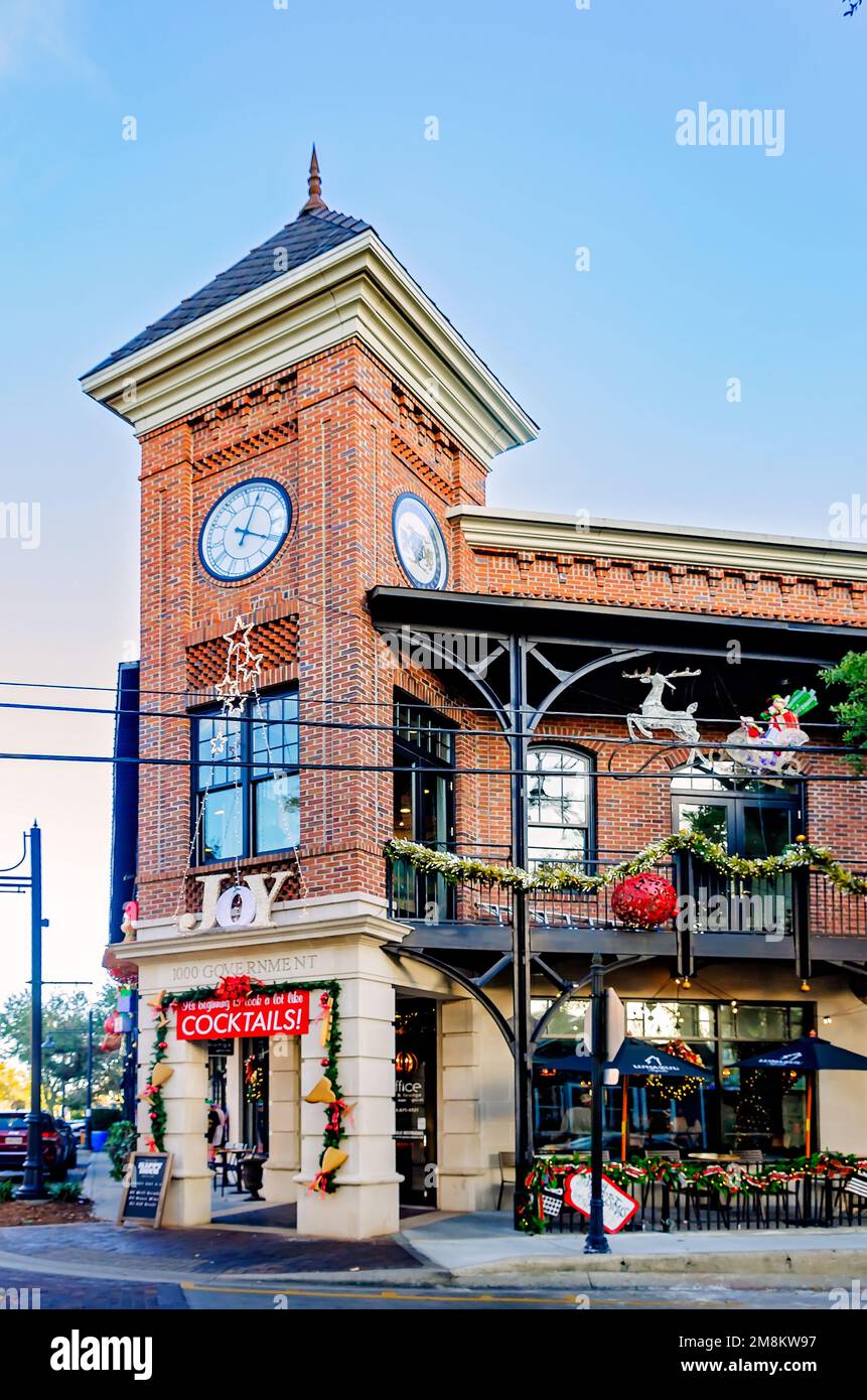 The Office Bar and Lounge is decorated for Christmas at the intersection of  Government Street and Washington Avenue in Ocean Springs, Mississippi Stock  Photo - Alamy