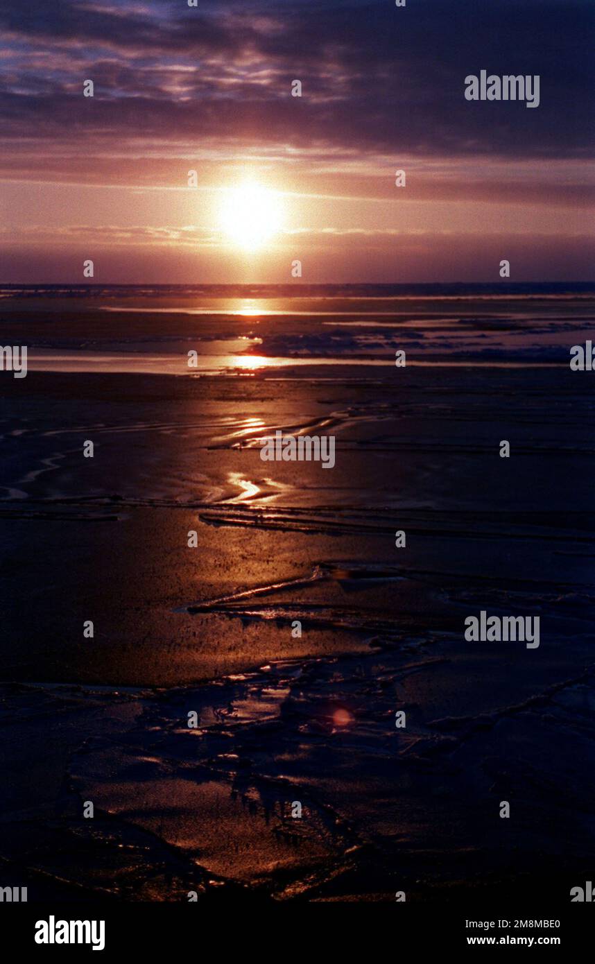 Boatswain's Mate 2nd Class Thomas Eckert (l) and SENIOR CHIEF Boatswain ...