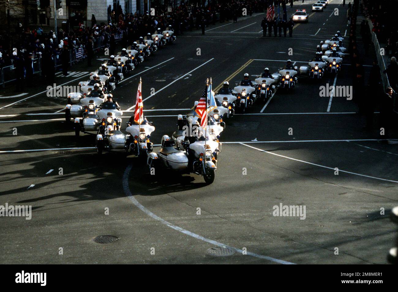 The Washington D.C. Metropolitan Police Motorcycle Unit leads the  Presidential Escort to the White House during the 1997 presidential  inaugural parade. State: District Of Columbia (DC) Country: United States  Of America (USA