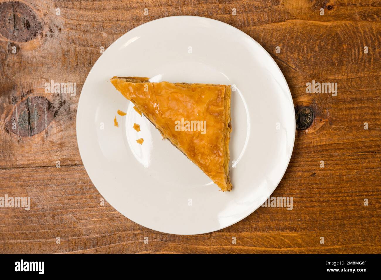 Traditional Russian sliced pie Kurnik close up on a slate board on the  table. vertical Stock Photo - Alamy