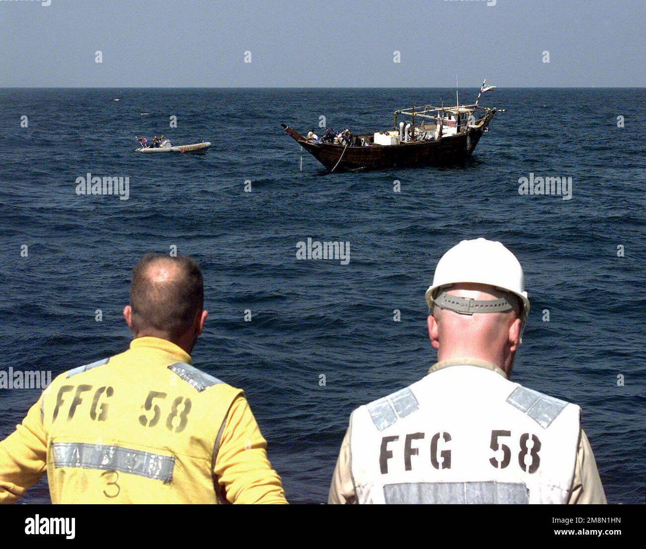 Boatswain's Mate 2nd Class Thomas Eckert (l) and SENIOR CHIEF Boatswain ...