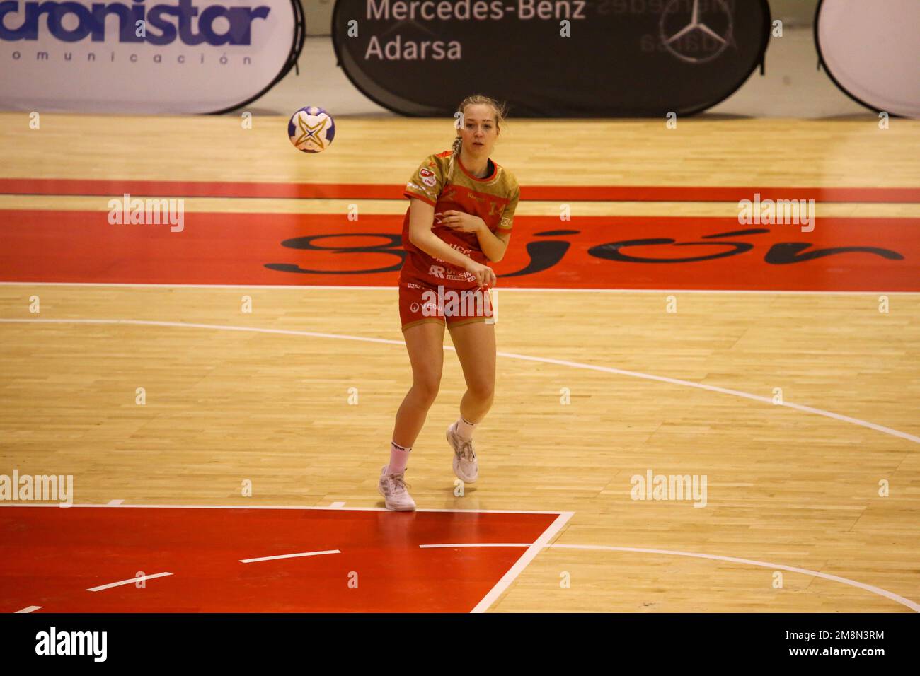 Gijon, Spain. 14th Jan, 2023. Gijon, SPAIN: Hazena Kynzvart's player Veronika Dvorakova (14) passes the ball during the second leg match of the EHF European Cup Women 2022/23 Round of 16 between Motive.co Gijon and Hazena Kynzvart with result of 35-23 for the locals played at the Pabellón de Deportes de La Guía - Presidente Adolfo Suarez in Gijon, Spain on January 14, 2023. (Photo by Alberto Brevers/Pacific Press) Credit: Pacific Press Media Production Corp./Alamy Live News Stock Photo