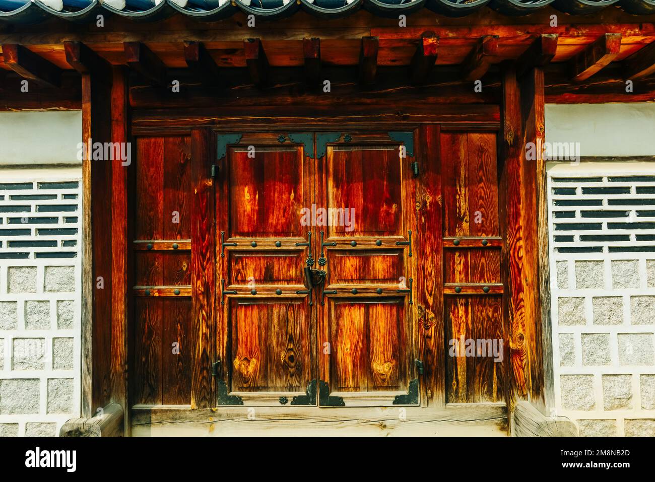 Arched portal wooden doors hi-res stock photography and images - Alamy