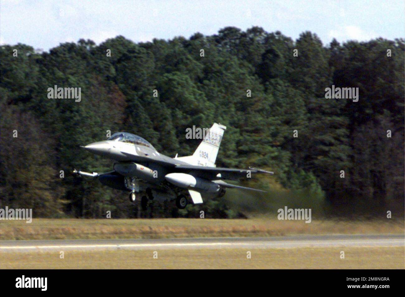 F 16 fighting falcon block 52 hi-res stock photography and images - Alamy