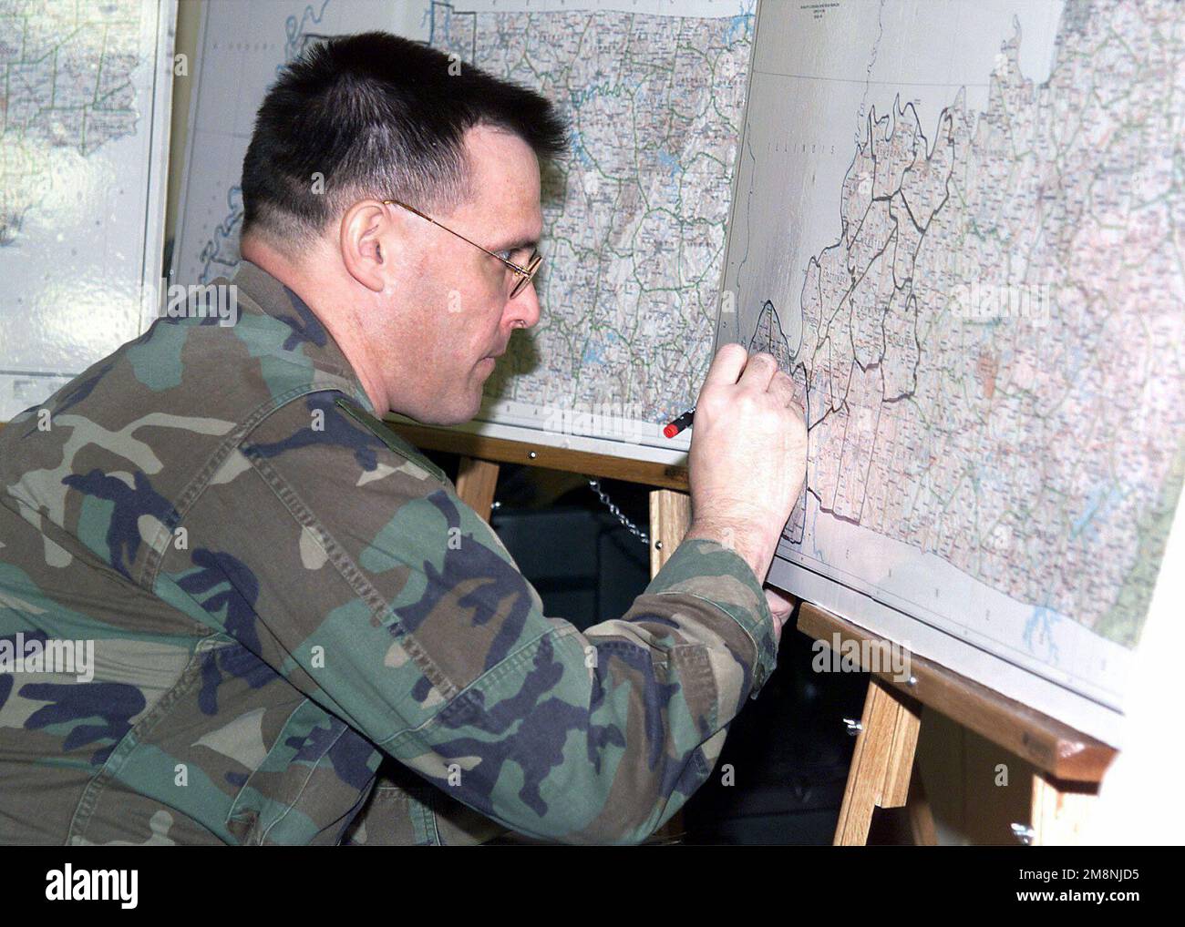 A US Army Soldier from the 1ST - A Us Army Soldier From The 1st Army Outlines A Map Showing The Area Affected By Earthquakes Along The New Madrid Seismic Zone The Zone Extends Northeast From Arkansas Through Southeast Missouri Western Tennessee And Kentucky Then Northward Into Southern Illinois Base Fort Gillem State Georgia Ga Country United States Of America Usa 2M8NJD5