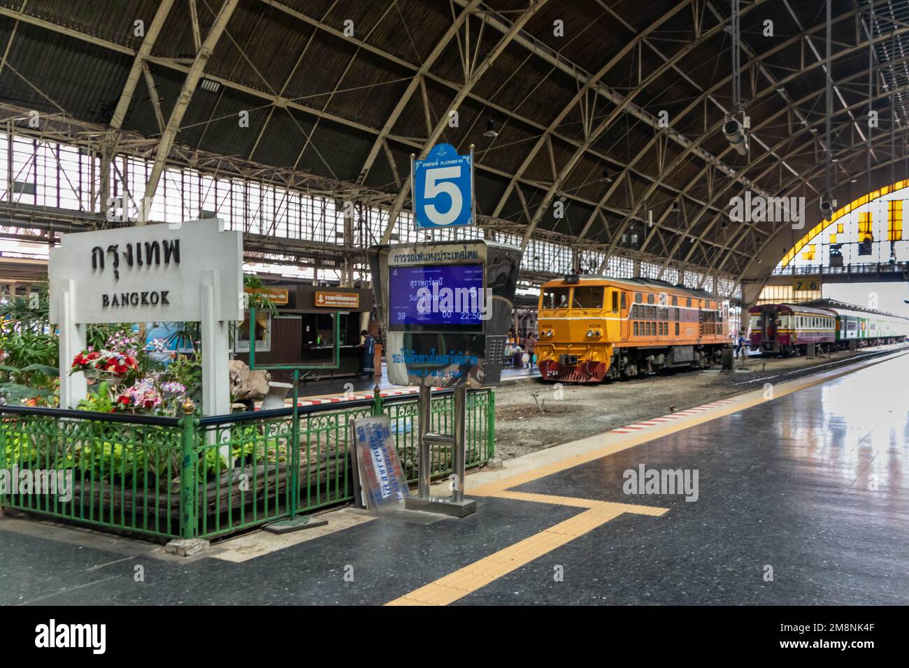 Platform 5 and engine in Hua Lamphong Railway Station, Bangkok, Thailand Stock Photo