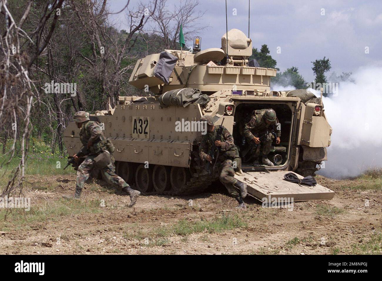 M2a2 bradley infantry fighting vehicle hi-res stock photography and ...