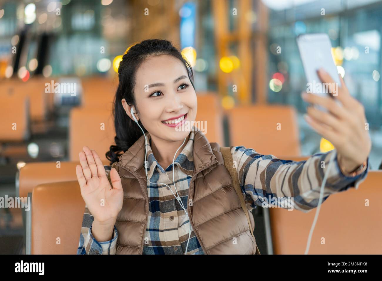 Woman gestures in airport hi-res stock photography and images - Alamy