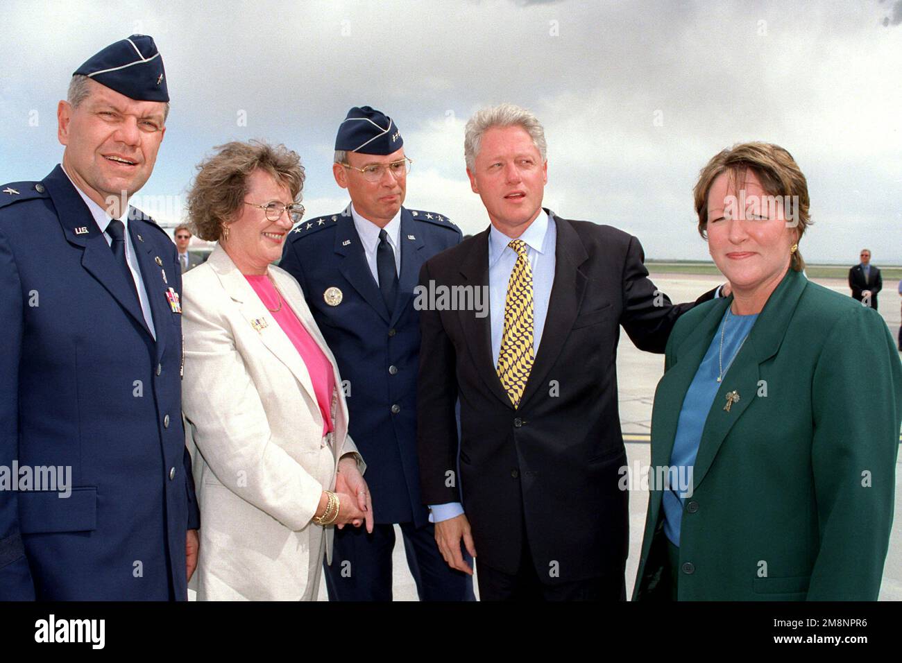 President William Jefferson Clinton (2nd from right), with (L to R) US Air Force Brigadier General Jerry M. Drennan, Commander, 21st Space Wing, Peterson Air Force Base, Colorado, Mrs. Lord, USAF Lieutenant General Lance W. Lord, Vice Commander, Air Force Space Command, Peterson AFB, CO, and Mrs. Drennan. President Clinton is preparing to depart Peterson AFB, CO, after a visit. Base: Peterson Air Force Base State: Colorado (CO) Country: United States Of America (USA) Stock Photo