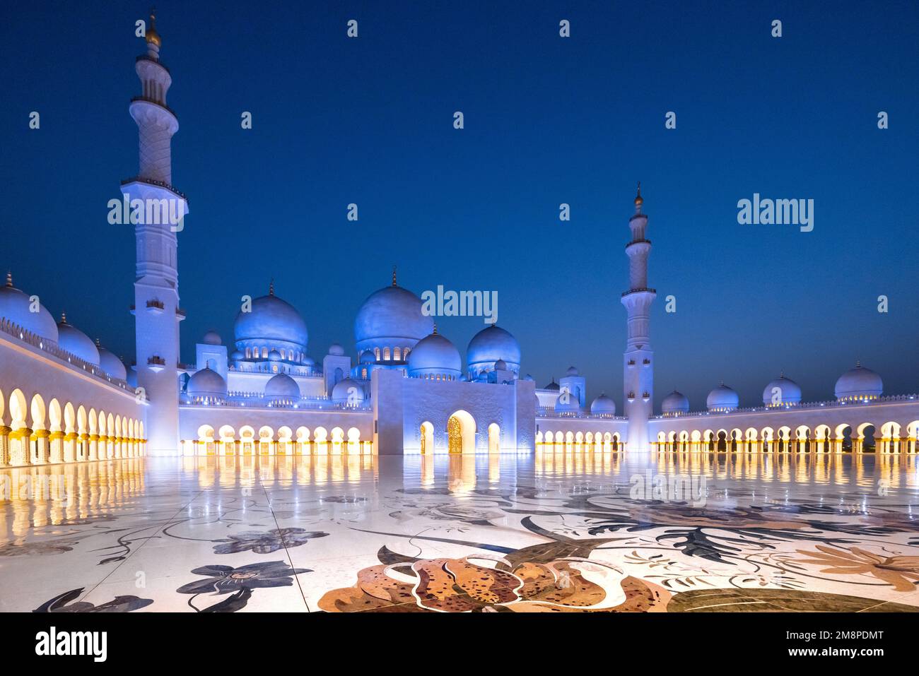 Blue hour at the maject Sheik Zayed mosque in Abu Dhabi Stock Photo