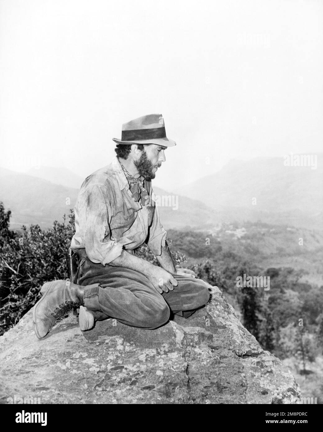 HUMPHREY BOGART in THE TREASURE OF THE SIERRA MADRE (1948), directed by JOHN HUSTON. Credit: WARNER BROTHERS / Album Stock Photo