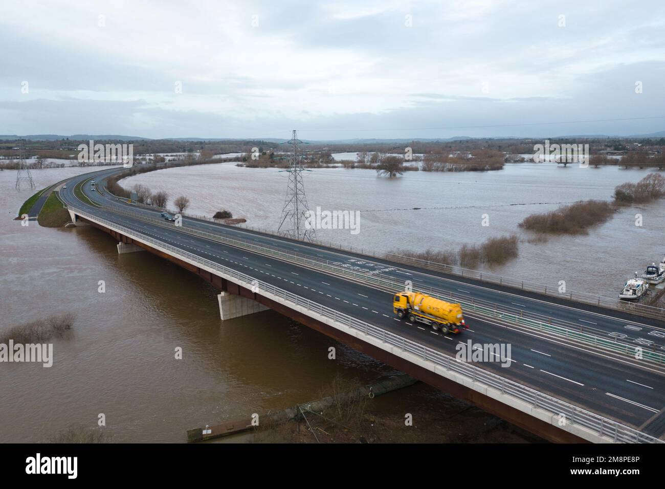 Worcester, Worcestershire, January 15th 2023 - The elevated A440 bypass on the outskirts of Worcester is surrounded by a huge swathe of flood water after the River Severn burst its banks. Credit: Katie Stewart/Alamy Live News Stock Photo