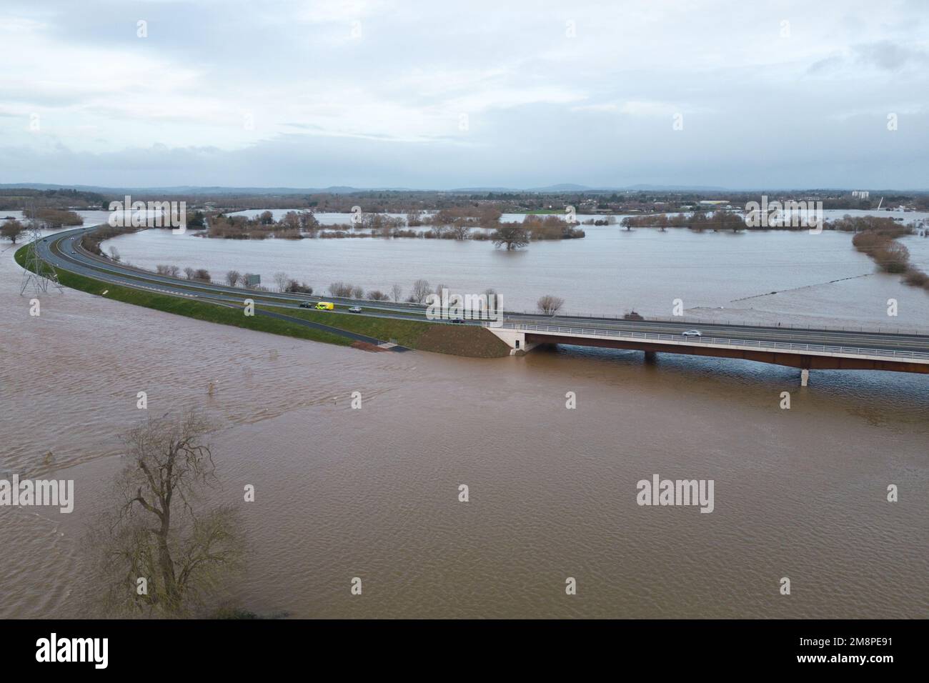 Worcester, Worcestershire, January 15th 2023 - The elevated A440 bypass on the outskirts of Worcester is surrounded by a huge swathe of flood water after the River Severn burst its banks. Credit: Katie Stewart/Alamy Live News Stock Photo