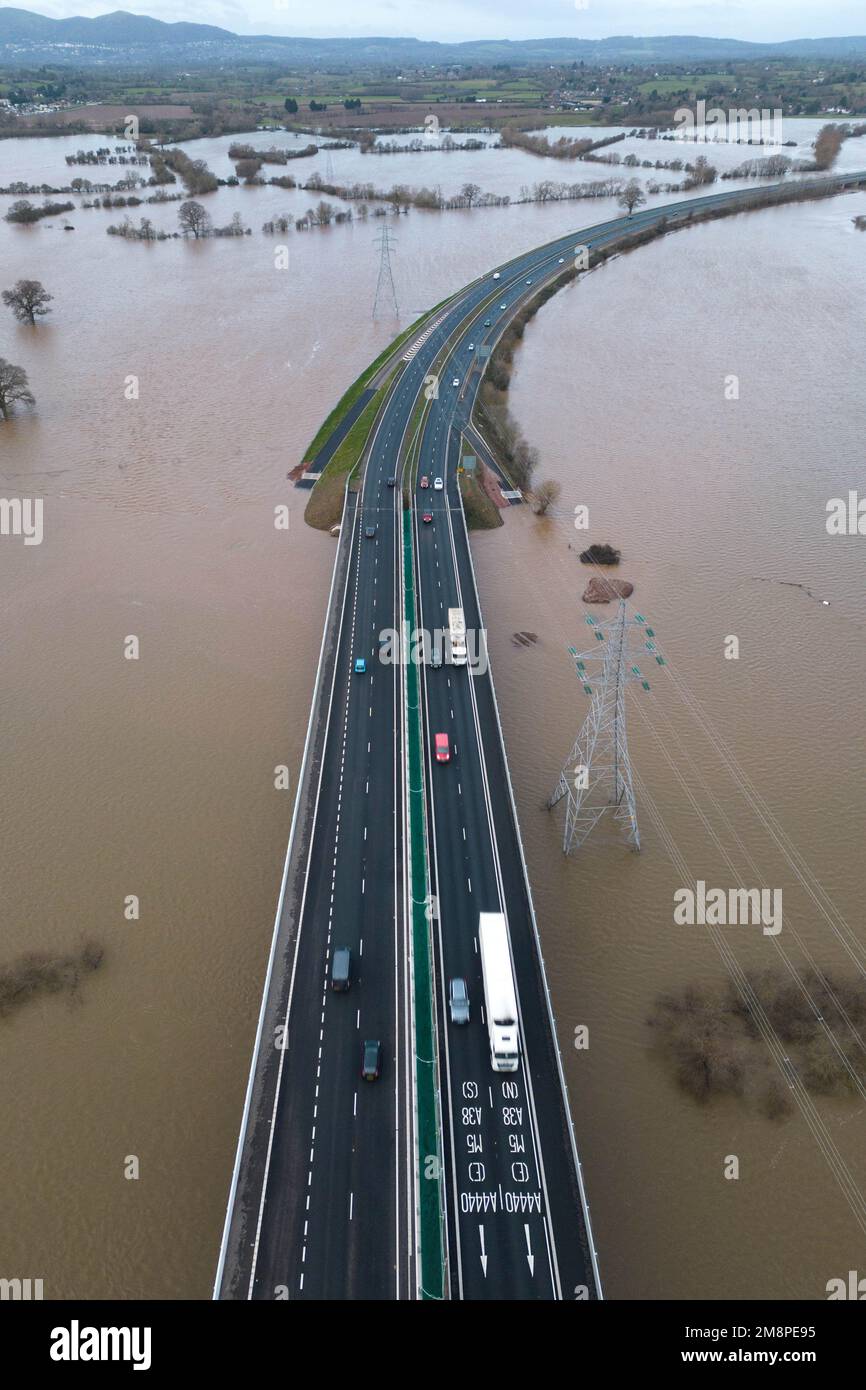 Worcester, Worcestershire, January 15th 2023 - The elevated A440 bypass on the outskirts of Worcester is surrounded by a huge swathe of flood water after the River Severn burst its banks. Credit: Katie Stewart/Alamy Live News Stock Photo