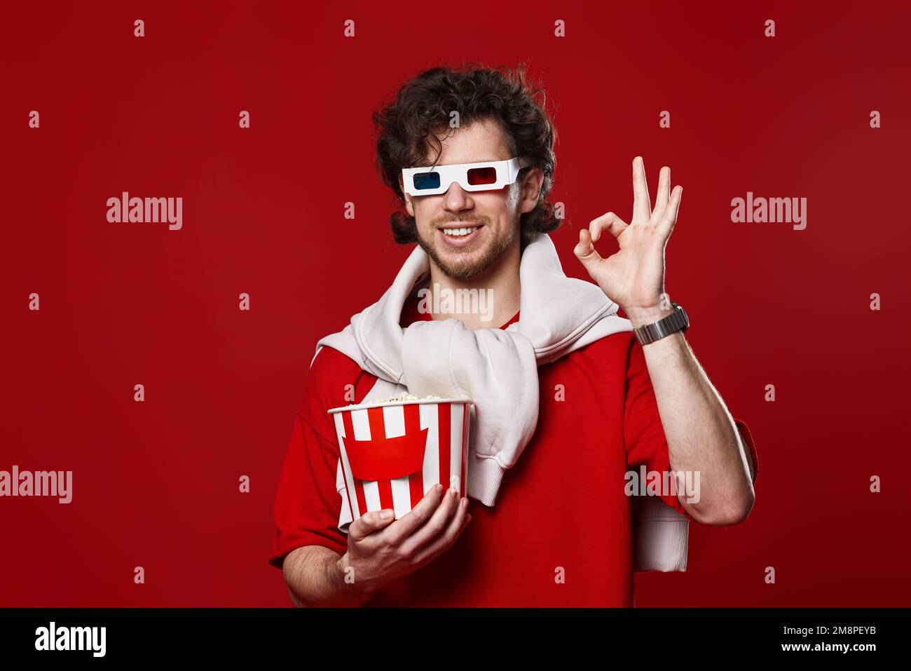 https://c8.alamy.com/comp/2M8PEYB/man-in-3d-glasses-holding-big-bucket-of-popcorns-2M8PEYB.jpg