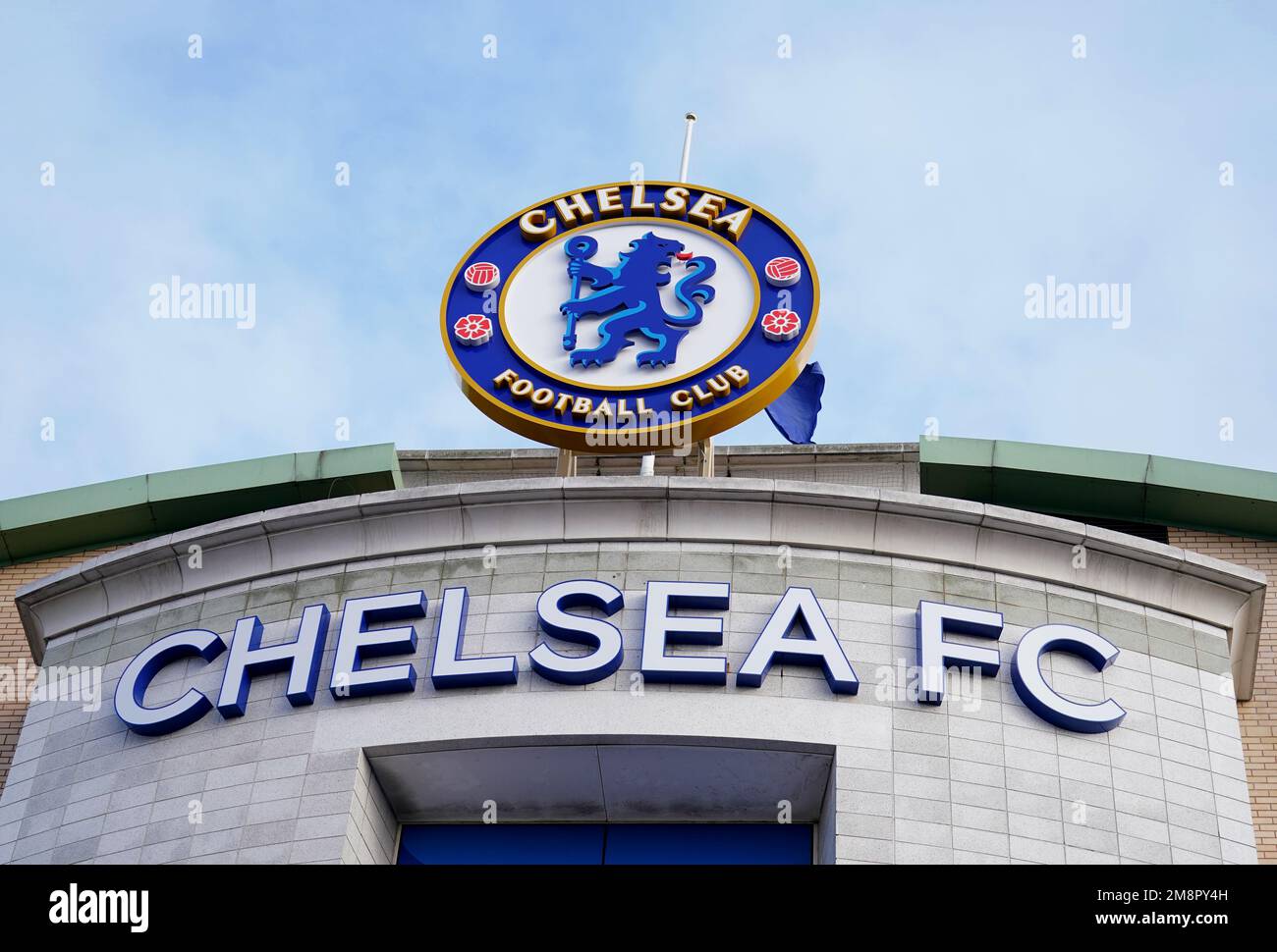 Crest chelsea bridge london hi-res stock photography and images - Alamy