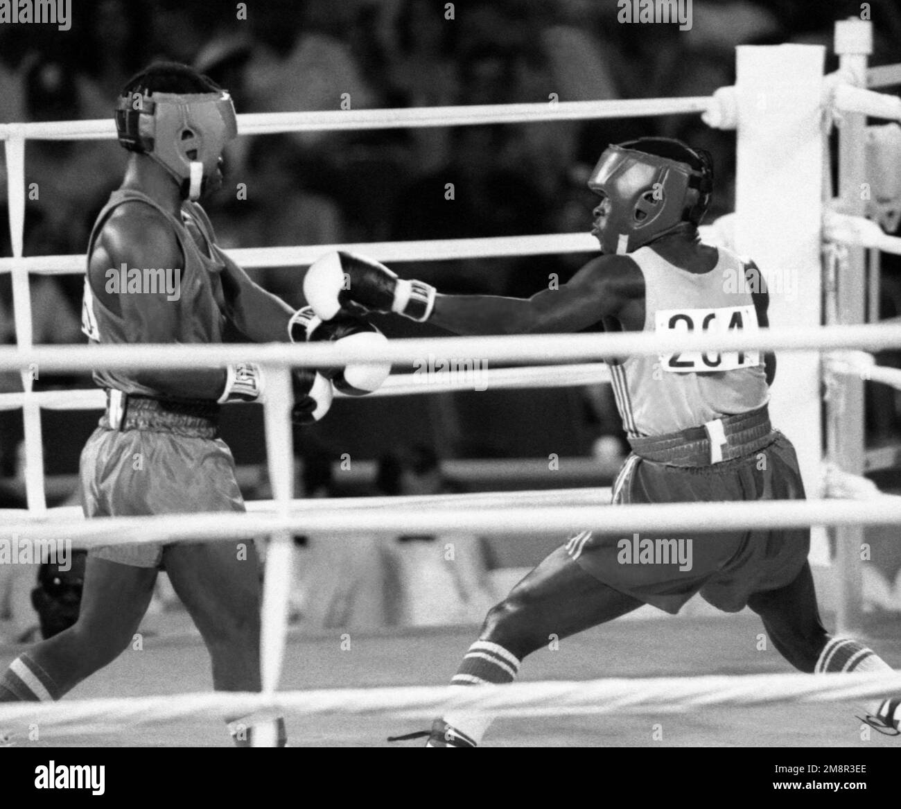 OLYMPIC SUMMER GAMES IN LOS ANGELES 1984 BOXINGShadrach Odhiambo Sweden against  Marti N´Dongo camerun in 60 kg Stock Photo