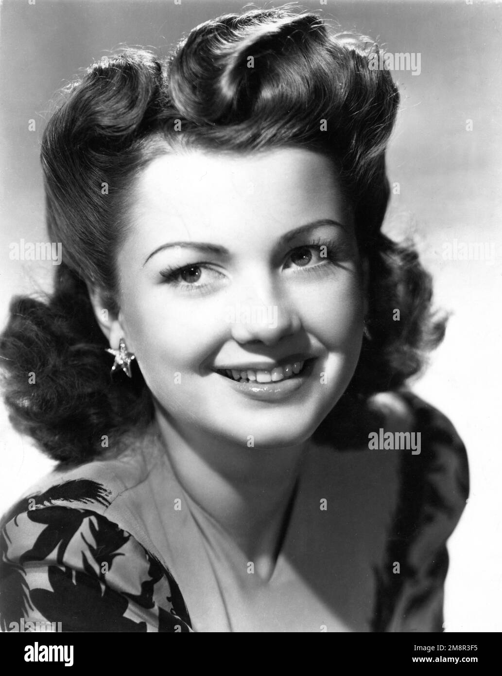 ANNE BAXTER circa 1943 Portrait publicity for Twentieth Century Fox Stock Photo