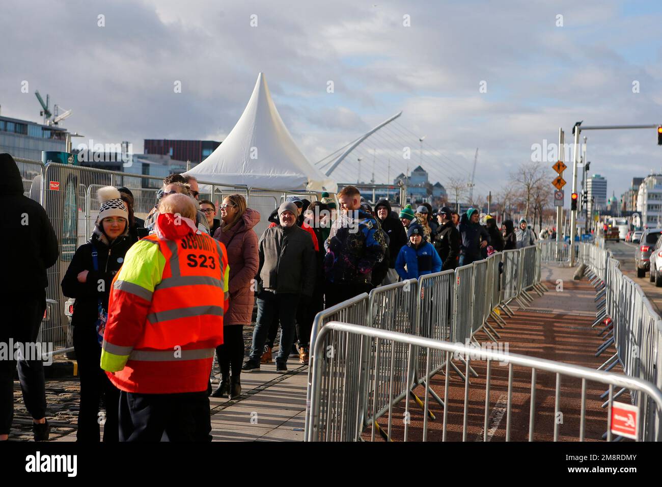 North Wall Quay, Dublin, Ireland. 15th Jan, 2023. Red Bull Showrun Dublin; The spectators queue to view the formula 1 car Credit: Action Plus Sports/Alamy Live News Stock Photo