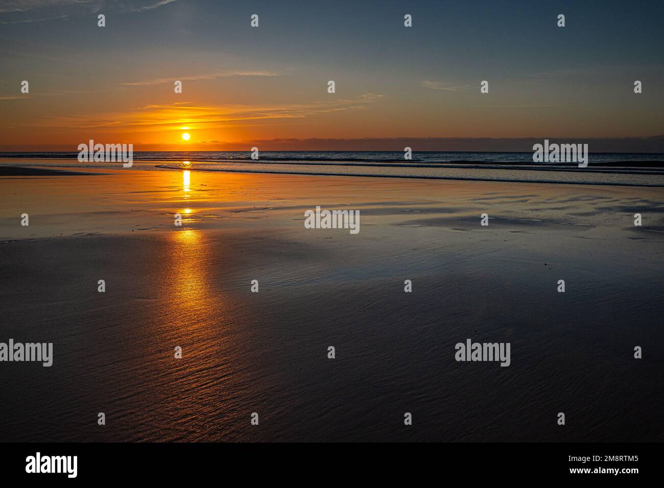 Sonnenaufgang am Strand von Fuerteventura - Sunrise at the beach of Fuerteventura Stock Photo