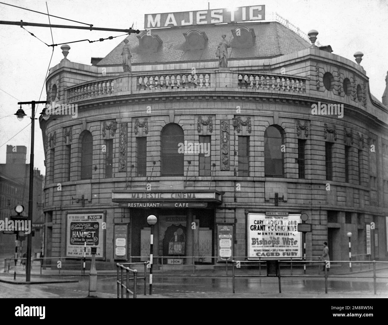 The Majestic Cinema in Leeds city centre at junction of Quebec Street and Wellington Street in late 1948 when it was showing LAURENCE OLIVIER and JEAN SIMMONS in HAMLET with next attraction being CARY GRANT LORETTA YOUNG and DAVID NIVEN in THE BISHOP'S WIFE Stock Photo