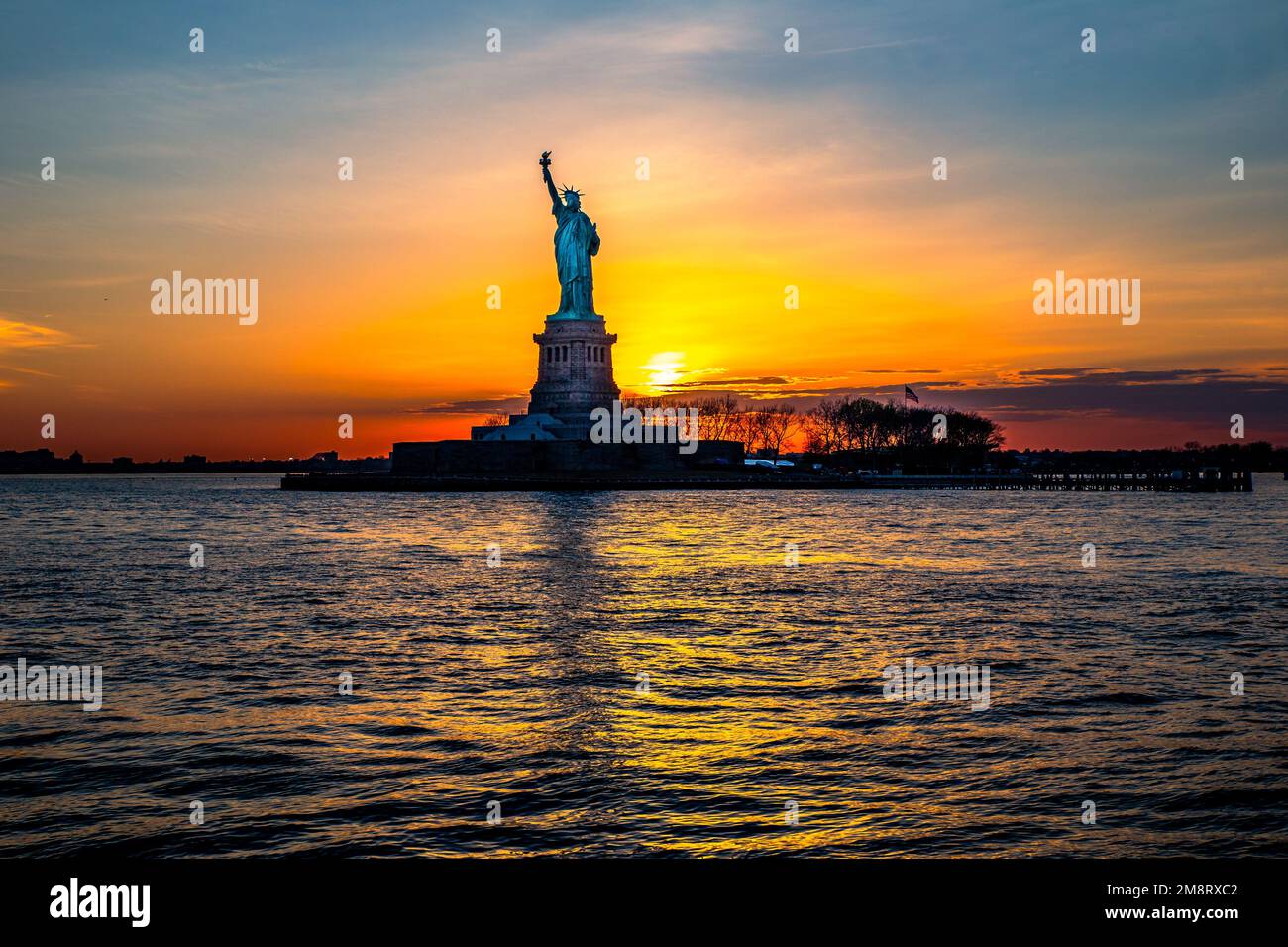 Freiheitsstatue bei Sonnenuntergang -  Statue of Liberty at sunset Stock Photo