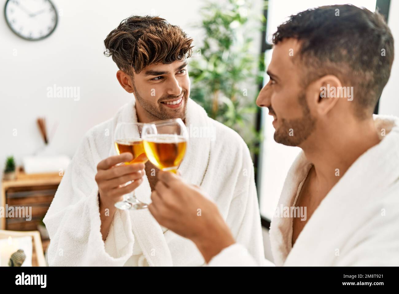 Jinsiy olatiga termometr qoygan ayolning porno videosi