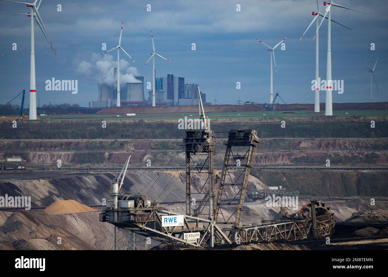 Erkelenz, Germany. 15th Jan, 2023. View of the opencast mining area near Lützerath. The Niederaussem coal-fired power plant can be seen in the background. The energy company RWE wants to excavate the coal lying under Lützerath - for this purpose, the hamlet on the territory of the city of Erkelenz at the opencast lignite mine Garzweiler II is to be demolished Credit: Thomas Banneyer/dpa/Alamy Live News Stock Photo