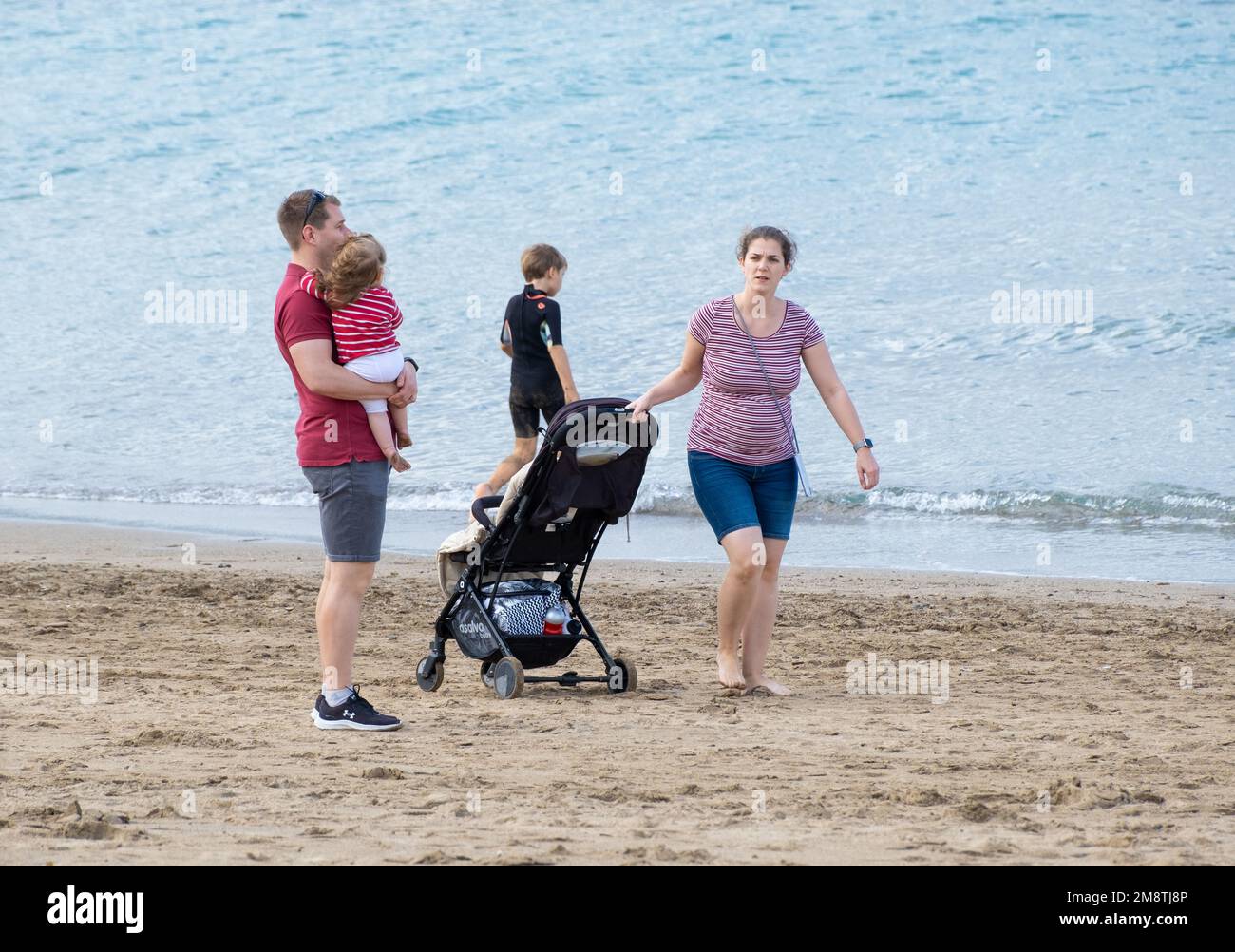 Las Palmas, Gran Canaria, Canary Islands, Spain. 15th January 2023.  Tourists, many from the UK, bask in glorious sunshine on the city beach in Las Palmas. Credit: Alan Dawson/Alamy Live News Stock Photo
