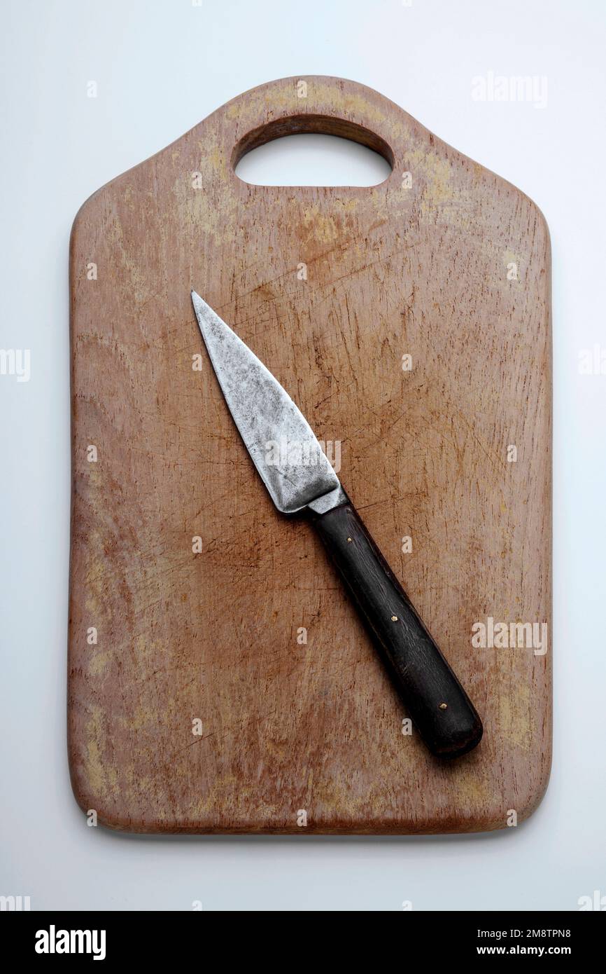 altes Hilzschneidebrett mit Messer Stock Photo