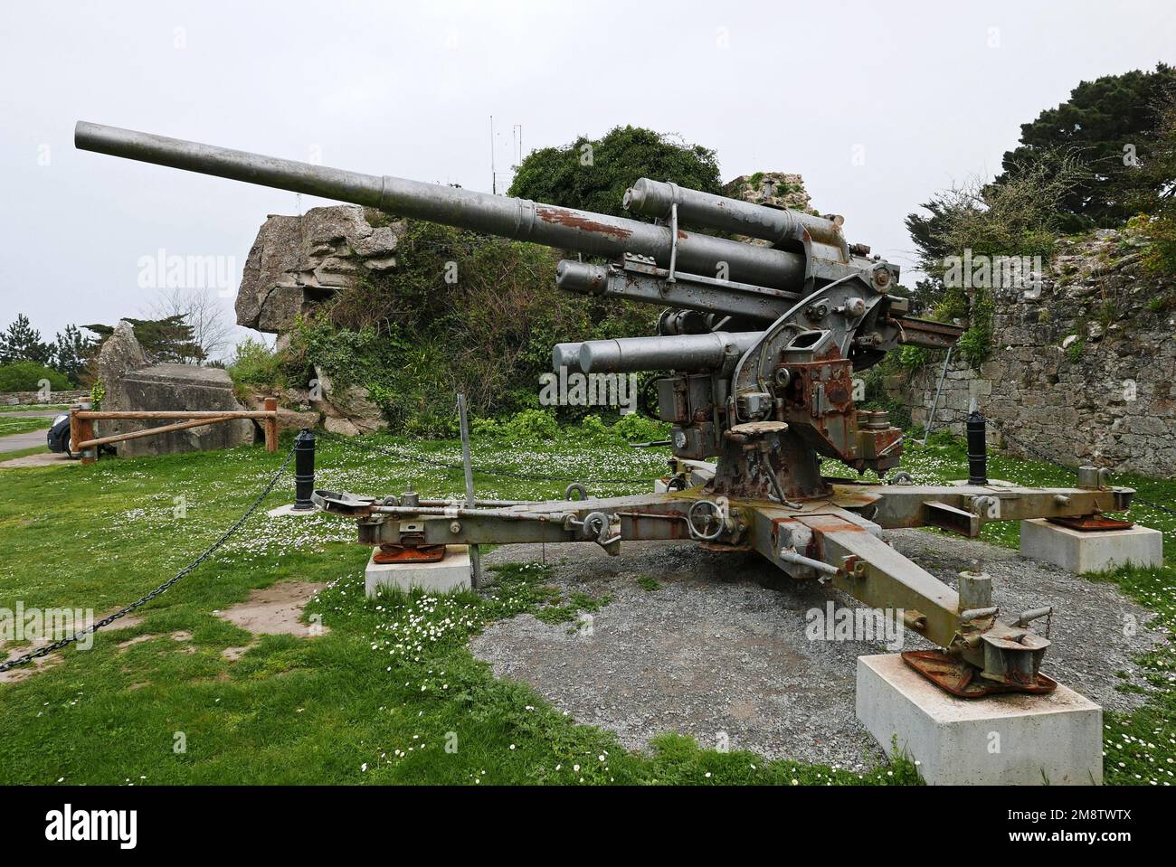 88 mm anti-aircraft gun, Fort de la Cite d'Alet, 39-45 Mémorial, WW II, Saint-Malo, Ille-et-Vilaine, Bretagne, France, Europe Stock Photo