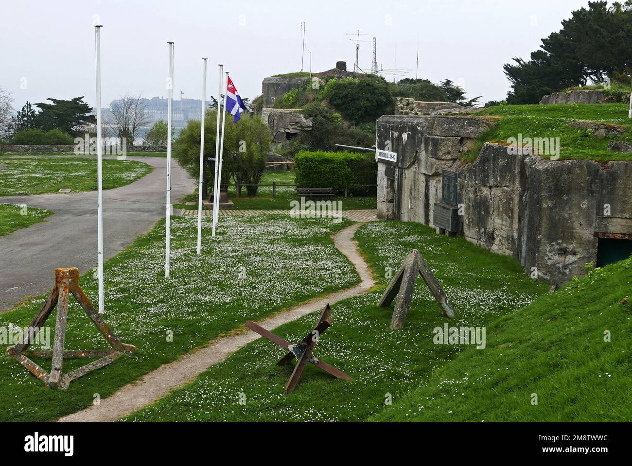 Czech hedgehog and tetrahedron, anti- tank, Fort de la Cite d'Alet, 39-45 Mémorial, WW II, Saint-Malo, Ille-et-Vilaine, Bretagne, France, Europe Stock Photo