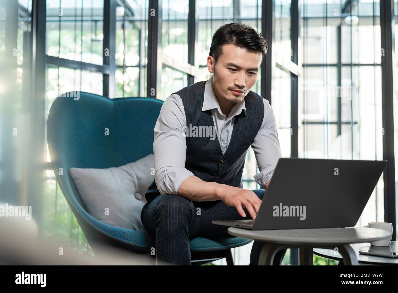 Business men to use the computer Stock Photo - Alamy