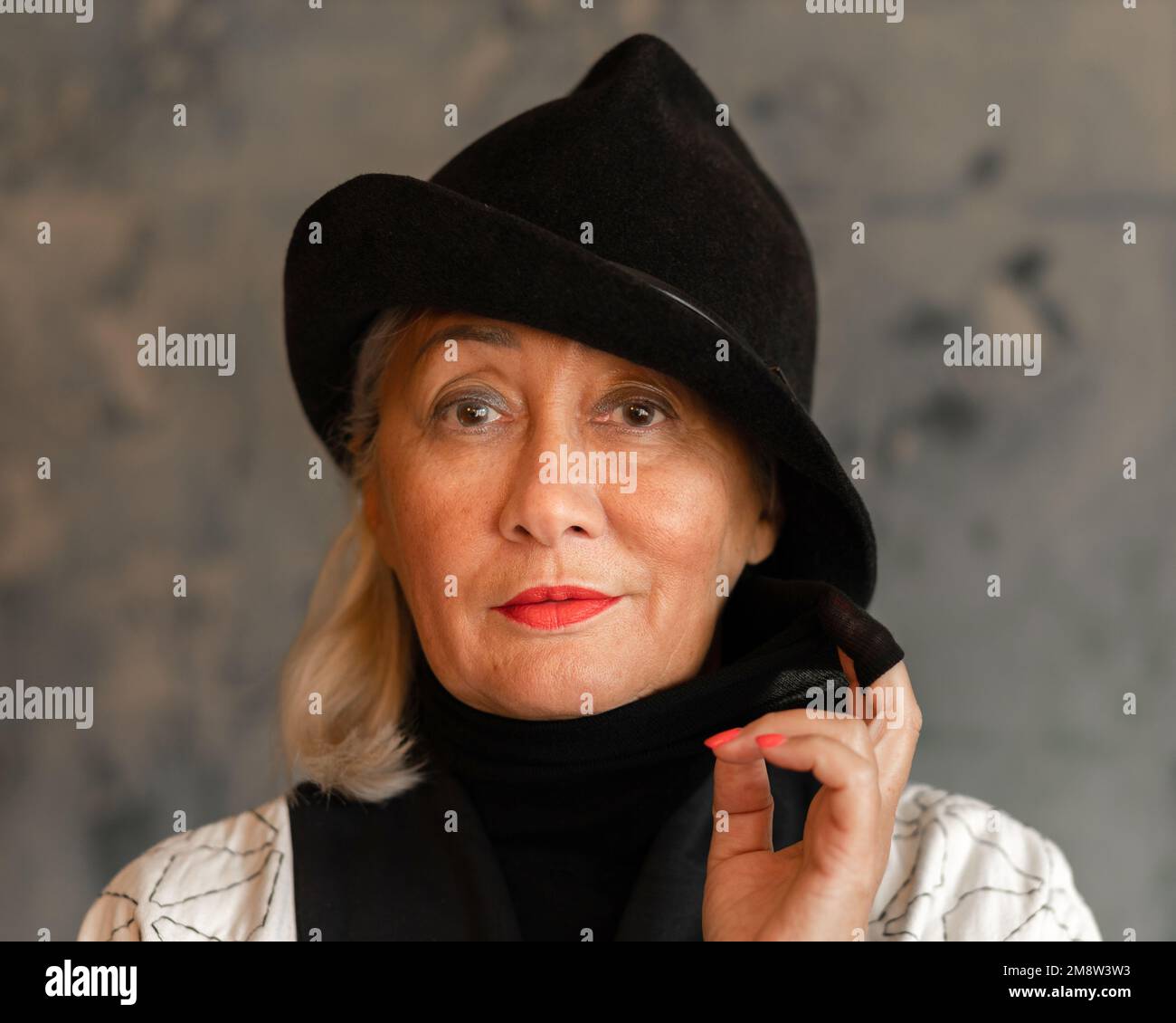 Lady in a black hat hi-res stock photography and images - Alamy