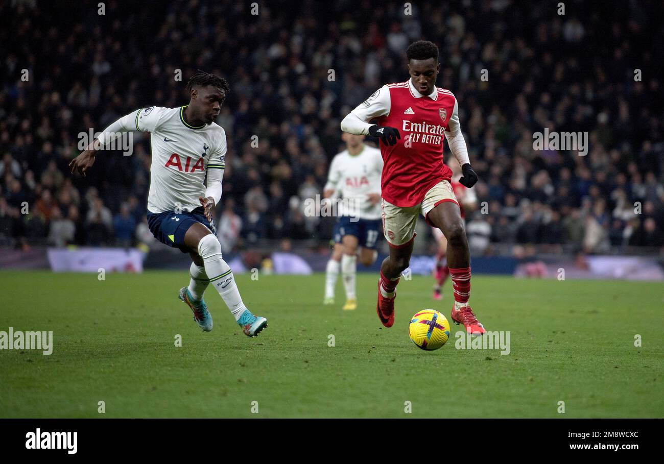London, UK. 15th Jan, 2023. Eddie Nketiah of Arsenal and Yves Bissouma of Tottenham Hotspur (l) in action. Premier League match, Tottenham Hotspur v Arsenal at the Tottenham Hotspur Stadium in London on Sunday 15th January 2023. this image may only be used for Editorial purposes. Editorial use only, license required for commercial use. No use in betting, games or a single club/league/player publications. pic by Sandra Mailer/Andrew Orchard sports photography/Alamy Live news Credit: Andrew Orchard sports photography/Alamy Live News Stock Photo