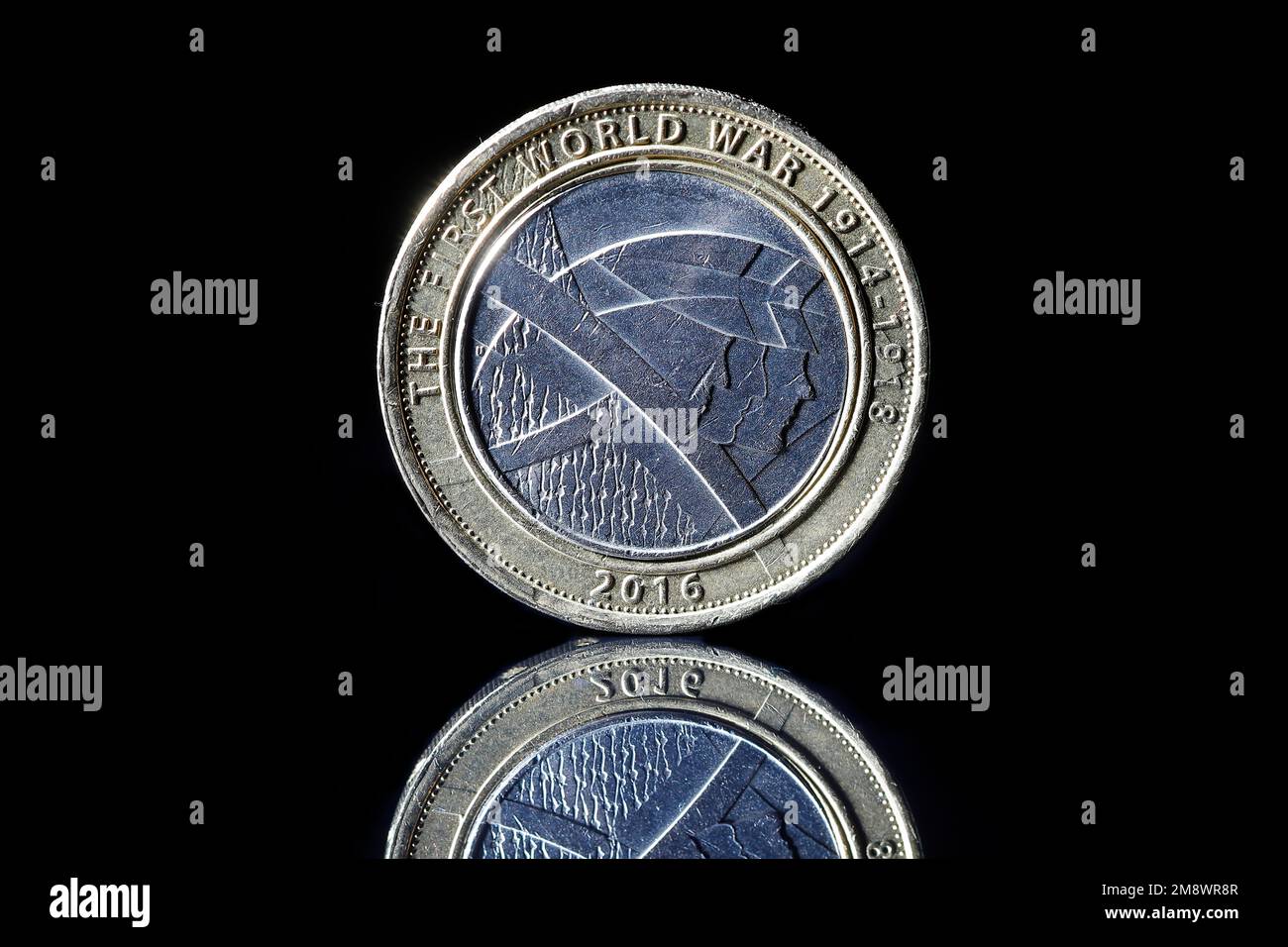 2016 £2 coin to commemorate the First World War Stock Photo Alamy