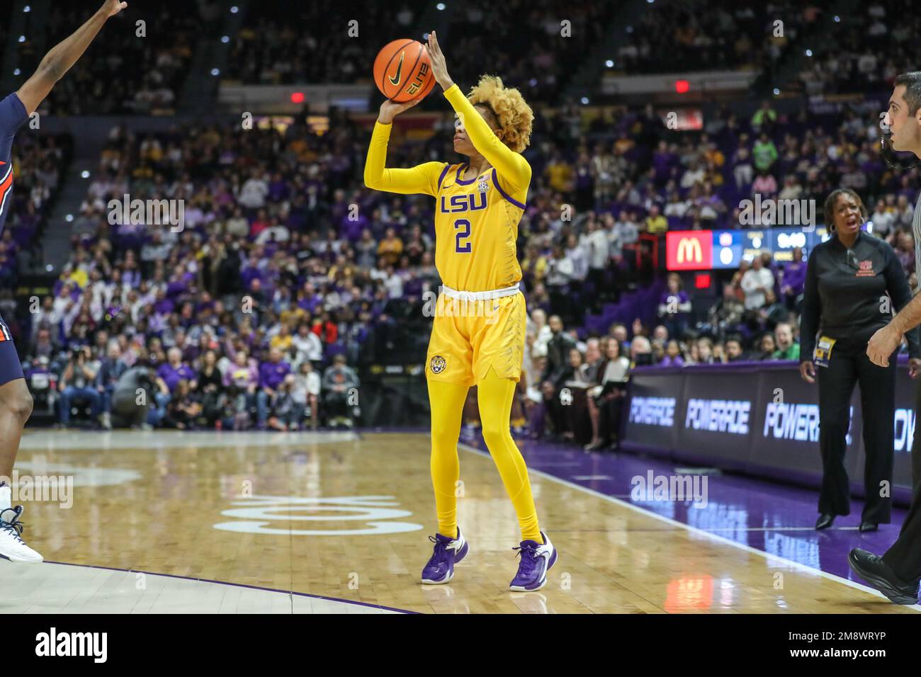 Baton Rouge, LA, USA. 15th Jan, 2023. LSU's Jasmine Carson (2) puts up