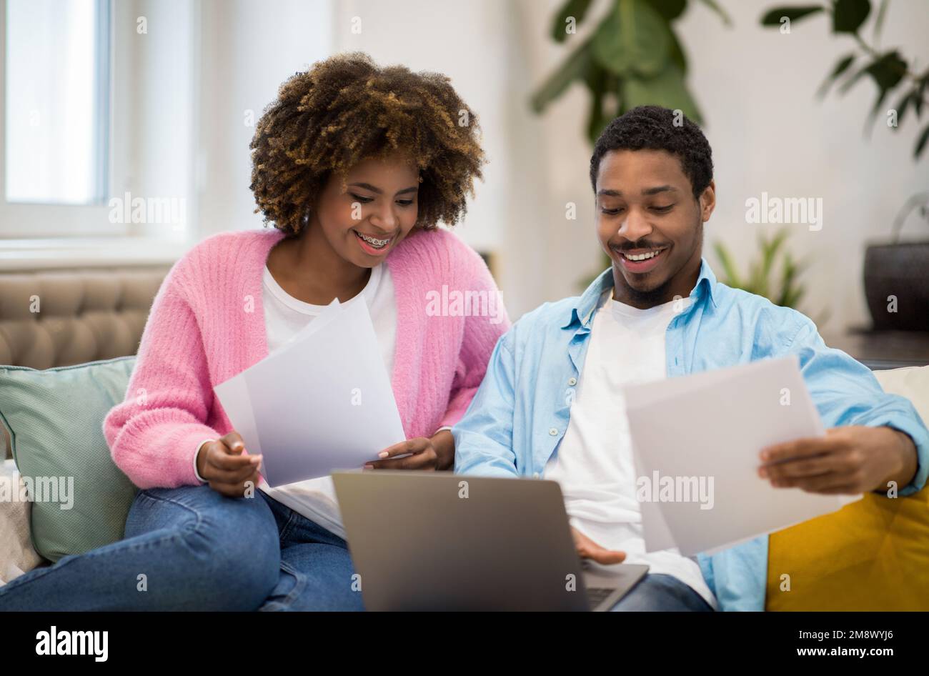 Young black couple reading hi-res stock photography and images - Alamy