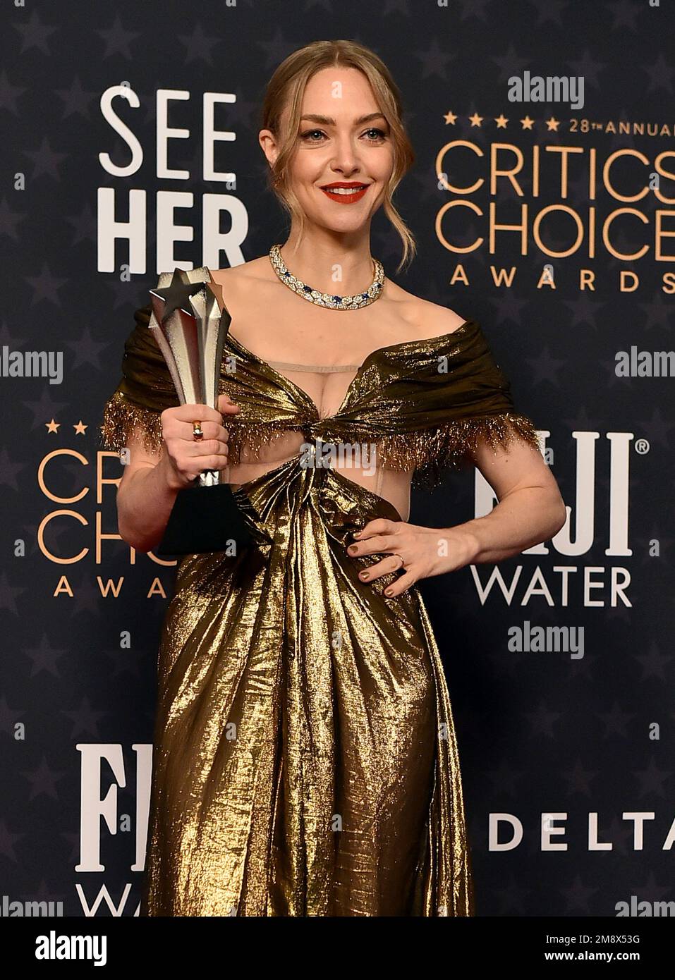 amanda-seyfried-poses-in-the-press-room-with-the-award-for-best-actress