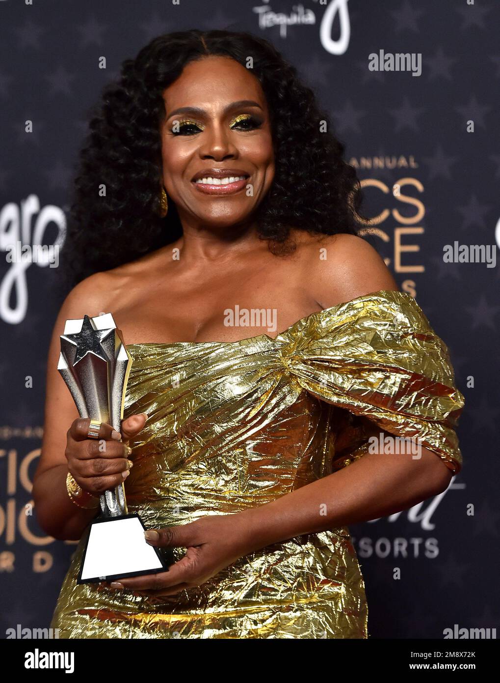 Sheryl Lee Ralph poses in the press room with the award for best