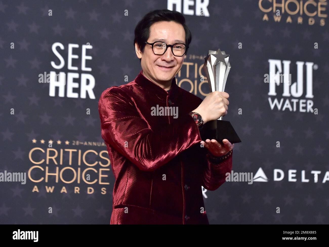 Ke Huy Quan poses with the award for best supporting actor for(00)