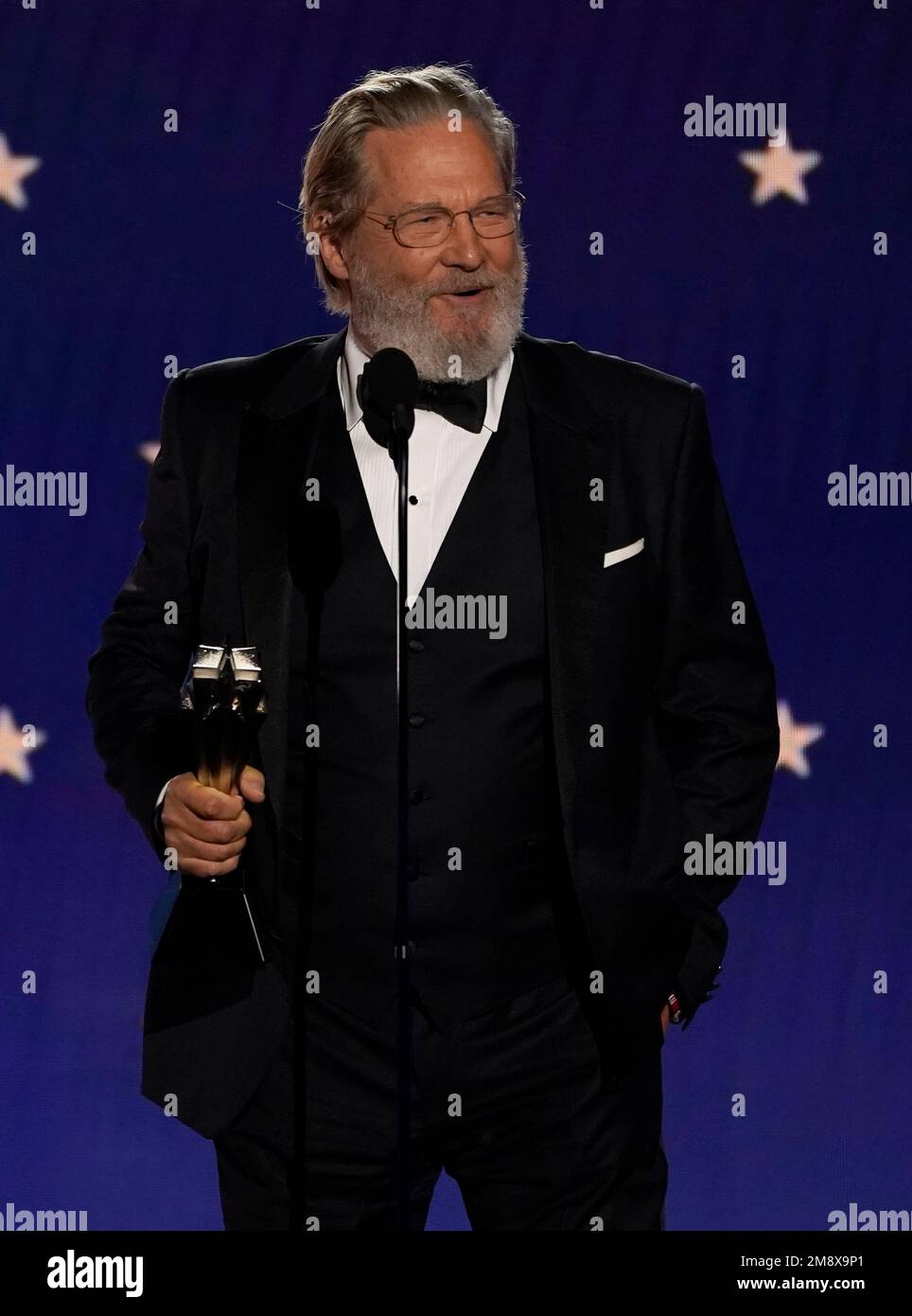 Jeff Bridges accepts the lifetime achievement award at the 28th annual
