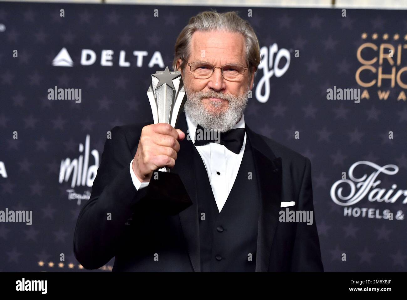 Jeff Bridges poses with the lifetime achievement award in the press
