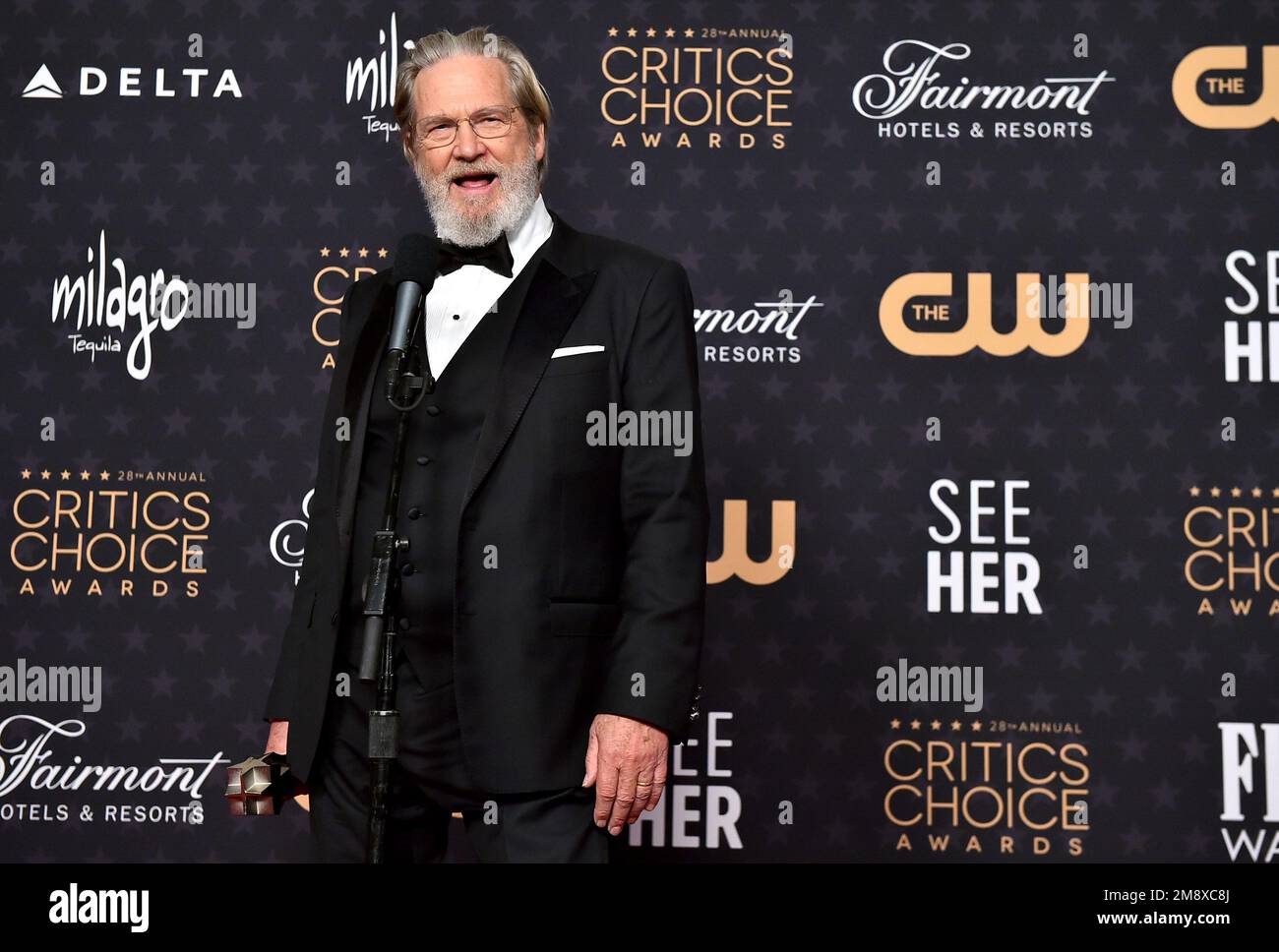 Jeff Bridges poses with the lifetime achievement award in the press