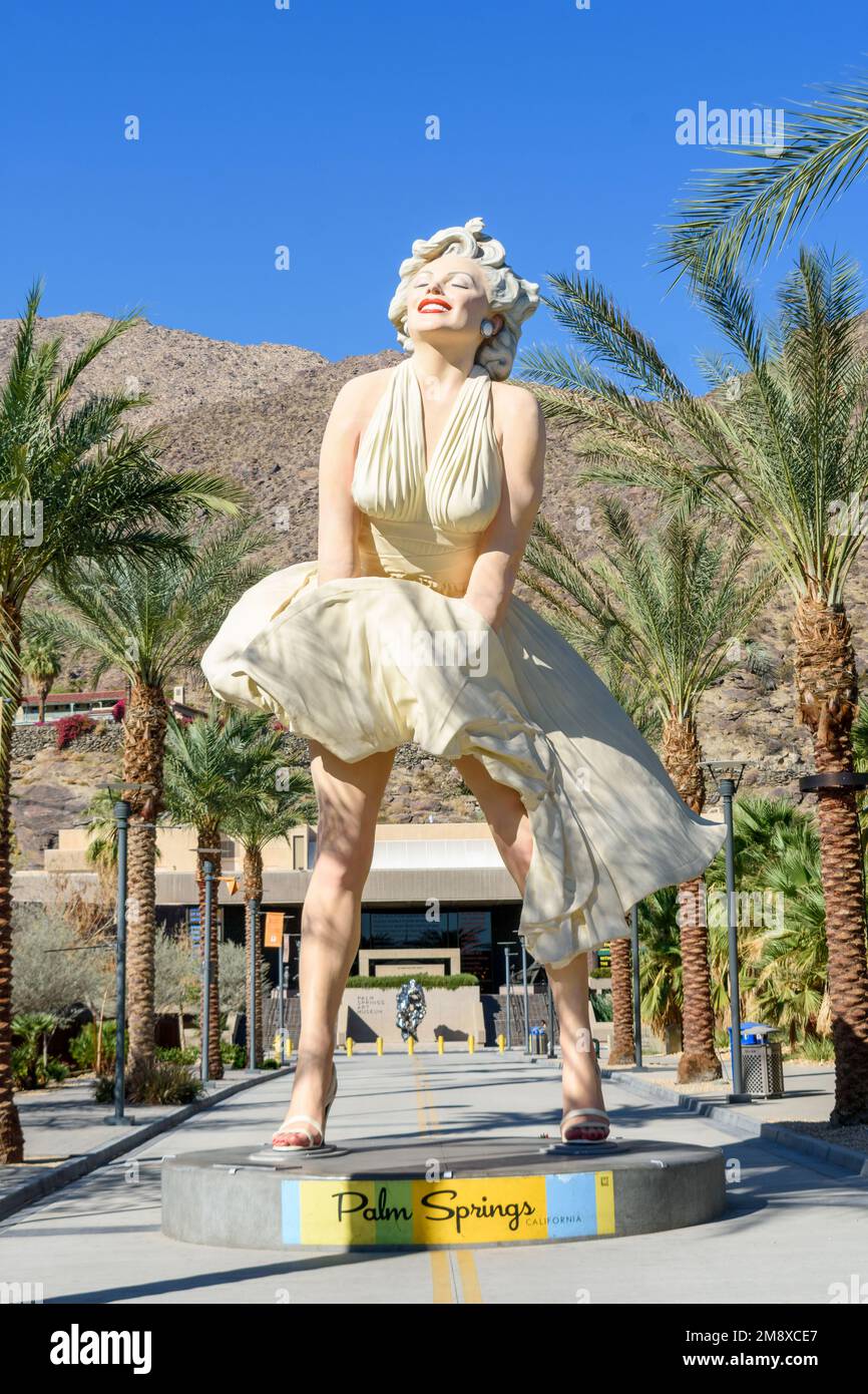 The Forever Marilyn a giant statue of Marilyn Monroe designed by Seward  Johnson in front of the Palm Springs Art Museum. - Palm Springs,  California, U Stock Photo - Alamy