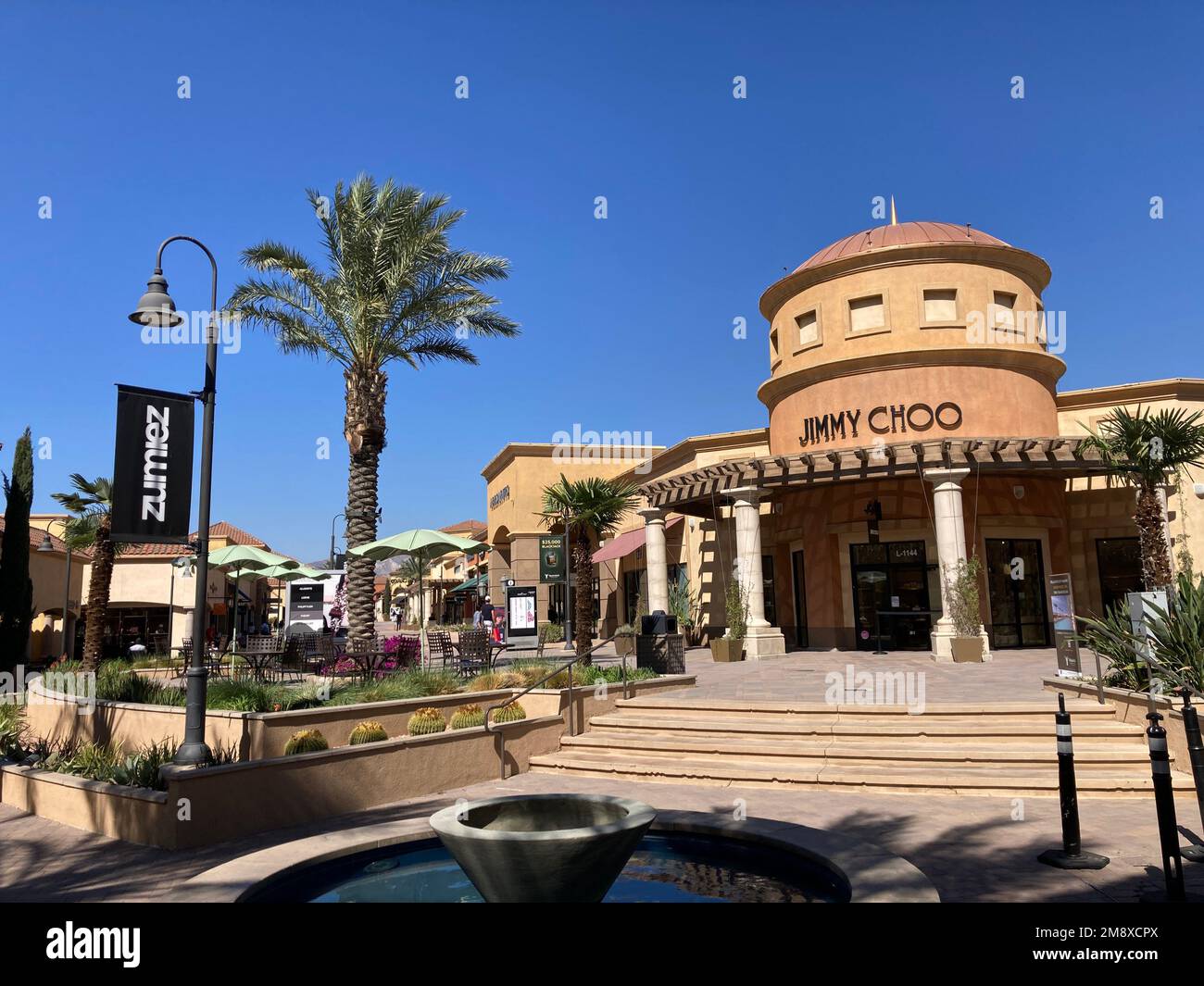 Premium outlet center hi-res stock photography and images - Alamy