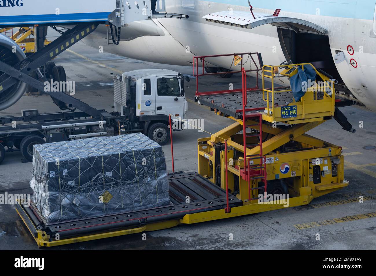 Seoul, Korea. 22nd Dec, 2022. Crews load palletized cargo strapped down ...