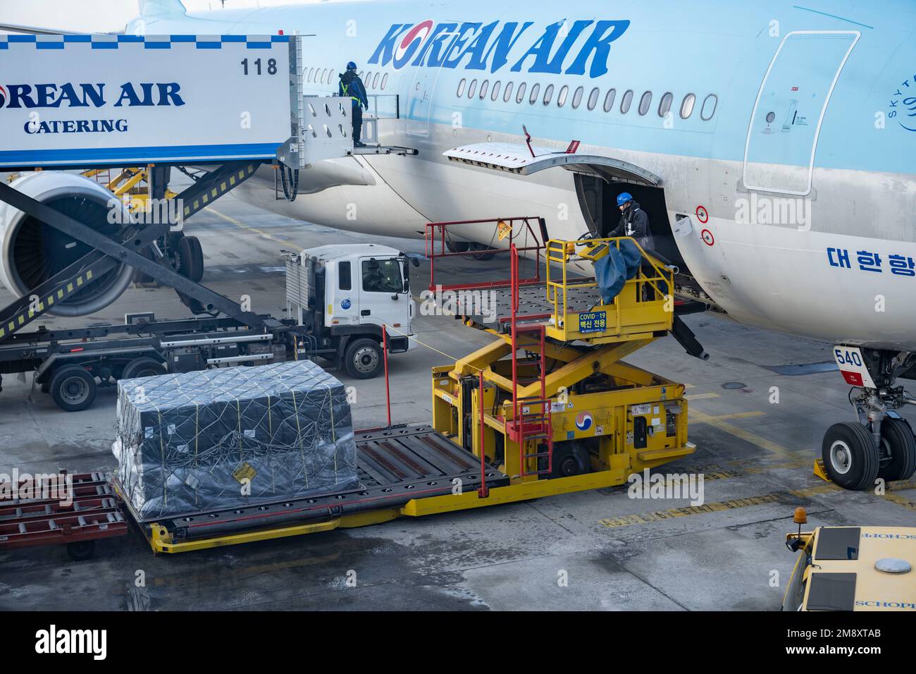 Seoul, Korea. 22nd Dec, 2022. Crews load palletized cargo strapped down