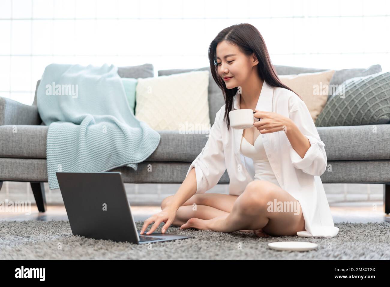 A young woman to use a computer at home Stock Photo - Alamy