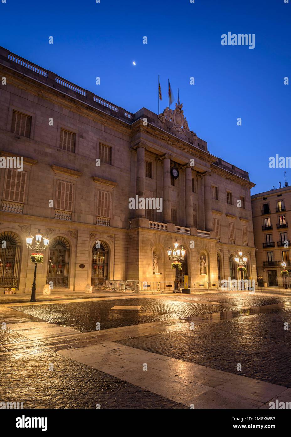 Barcelona City Hall and Sant Jaume square at blue hour and at night (Barcelona, Catalonia, Spain) ESP: Ayuntamiento de Barcelona y plaza de St Jaume Stock Photo